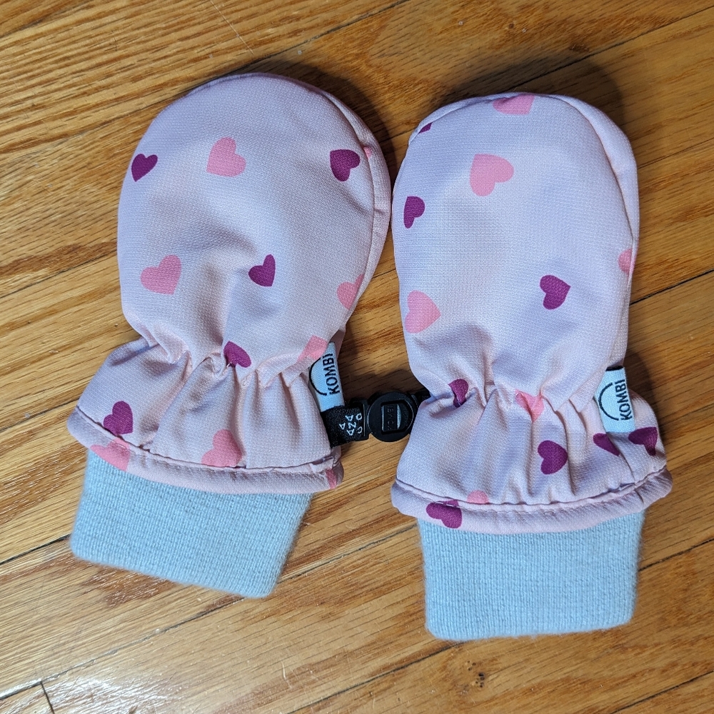 Kombi Baby Mitts outdoor winter wear pink hearts girl 6-12 months